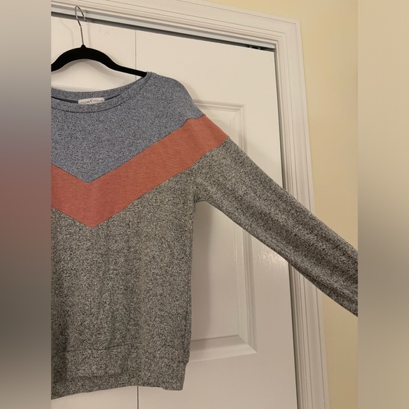 Cute light weight sweater - Picture 3 of 5